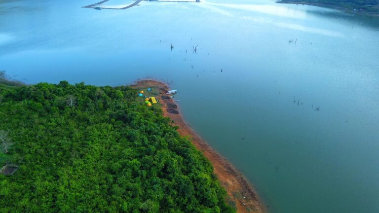 Hồ Ka La Di Linh nhìn từ trên cao cảnh quan cao nguyên