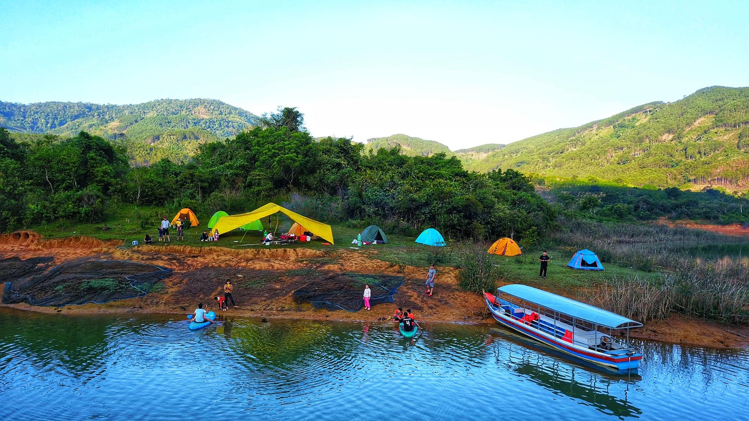 Hồ nước và đất đỏ bazan đặc trưng cao nguyên Di Linh